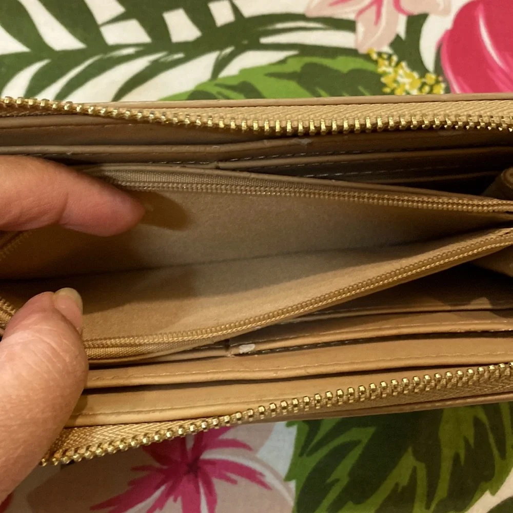 Mango Wallet - Picture 5 of 8